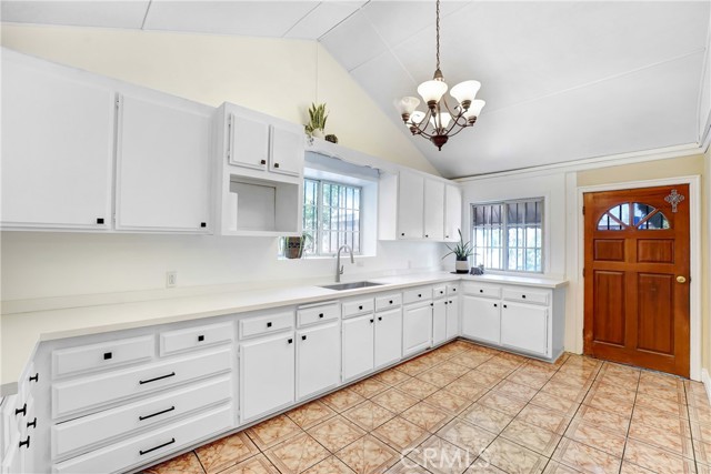 1419 S Redondo Boulevard, Los Angeles CA: https://media.crmls.org/medias/0e33eb28-cc27-4d5e-a936-30f651c95635.jpg