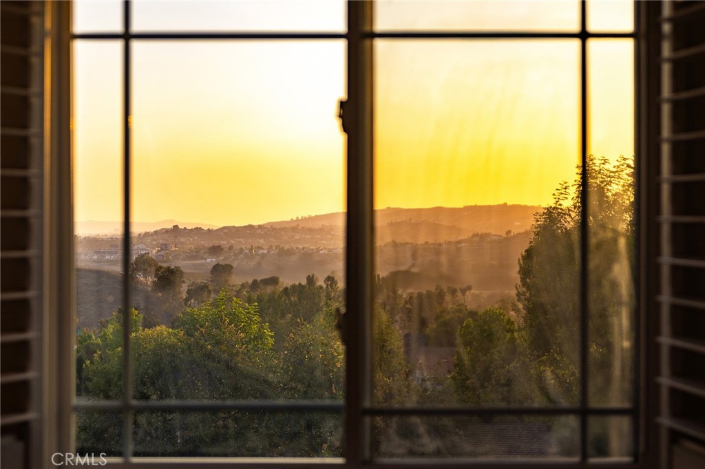 https://media.crmls.org/medias/0e362d18-03b7-4a3d-9419-1dc290e414be.jpg?preset=X-Large