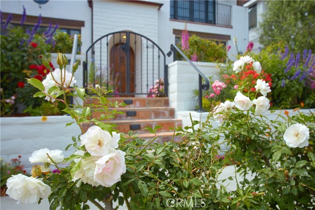 235 Poppy Avenue, Corona del Mar CA: https://media.crmls.org/medias/0e371464-1f58-45a5-b3cd-1119b6878319.jpg