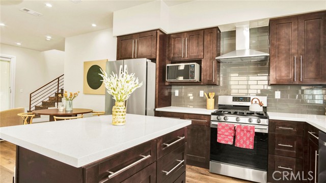 Detail Gallery Image 3 of 45 For 9237 Wakefield Ave #11,  Panorama City,  CA 91402 - 4 Beds | 3/1 Baths