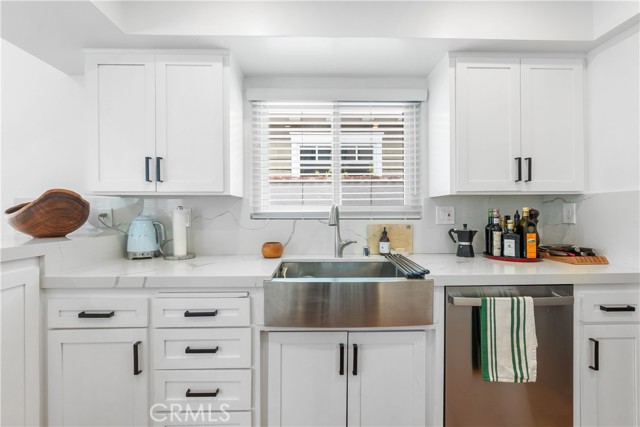 304 Larkspur Avenue, Corona del Mar CA: https://media.crmls.org/medias/0e380fb9-5b4c-48a7-9a97-a97cab94f994.jpg