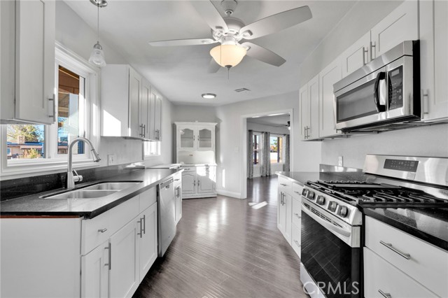 14573 Gayhead, Apple Valley CA: https://media.crmls.org/medias/0e3b9e63-c9a7-415b-8c0c-2c7deba08e44.jpg