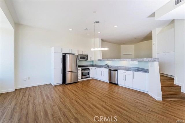 Detail Gallery Image 3 of 26 For 1100 Wilshire Bld #2603,  Los Angeles,  CA 90017 - 1 Beds | 1 Baths