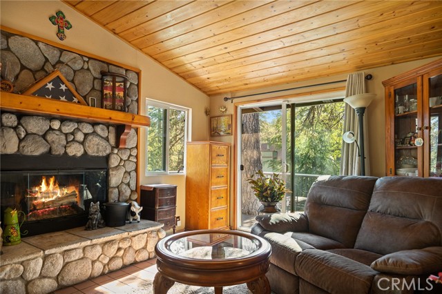 22864 Alder Lane, Crestline CA: https://media.crmls.org/medias/0e3d0e44-0dbf-4de3-83b3-6faf70a6038b.jpg