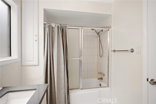 Detail Gallery Image 19 of 32 For 3805 Los Olivos Ln, Glendale,  CA 91214 - 5 Beds | 2 Baths