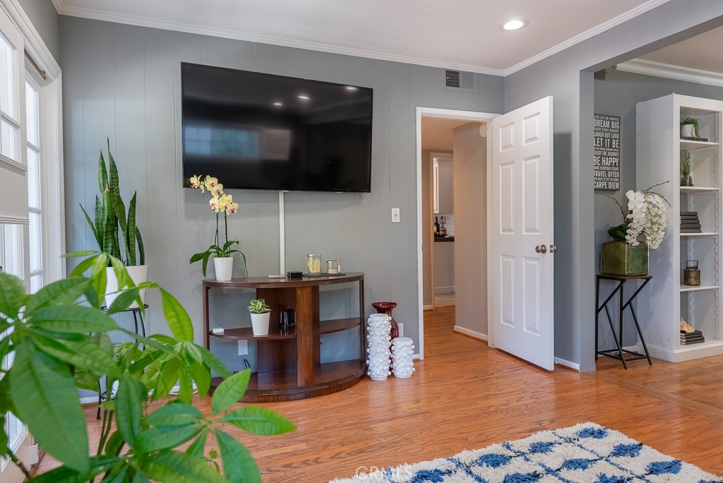 https://media.crmls.org/medias/0e3da36f-1e95-4370-844c-2c66054c5c6c.jpg?preset=X-Large
