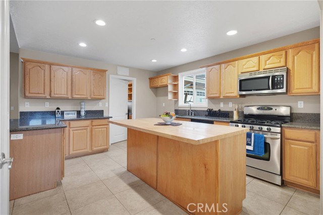 Detail Gallery Image 5 of 38 For 5378 Bellflower St, Oak Hills,  CA 92344 - 4 Beds | 2/1 Baths