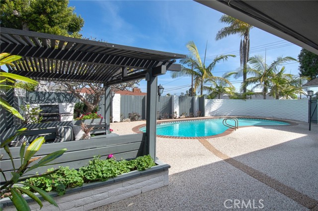 Detail Gallery Image 37 of 42 For 395 Meadow Ln, Newport Beach,  CA 92660 - 3 Beds | 3 Baths