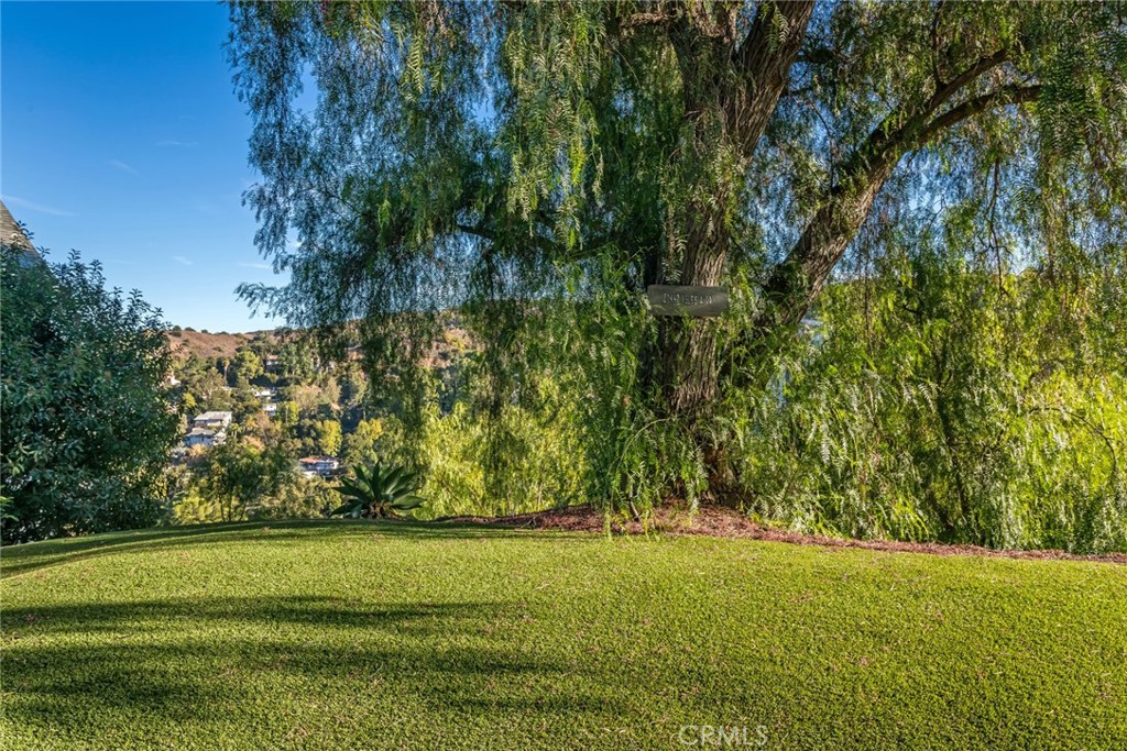 https://media.crmls.org/medias/0e444def-5a25-475d-b15c-d3384740809e.jpg?preset=X-Large
