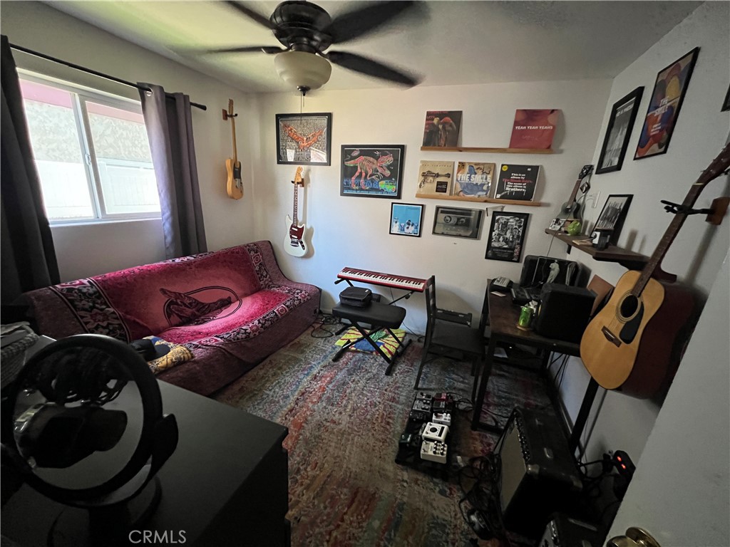 https://media.crmls.org/medias/0e461540-9f7a-4de4-b3e5-2be0879ff507.jpg?preset=X-Large