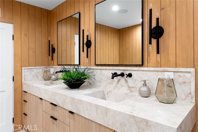 4885 Winnetka Avenue, Woodland Hills CA: https://media.crmls.org/medias/0e47bdf4-a65b-419f-8e32-0f93725cb854.jpg