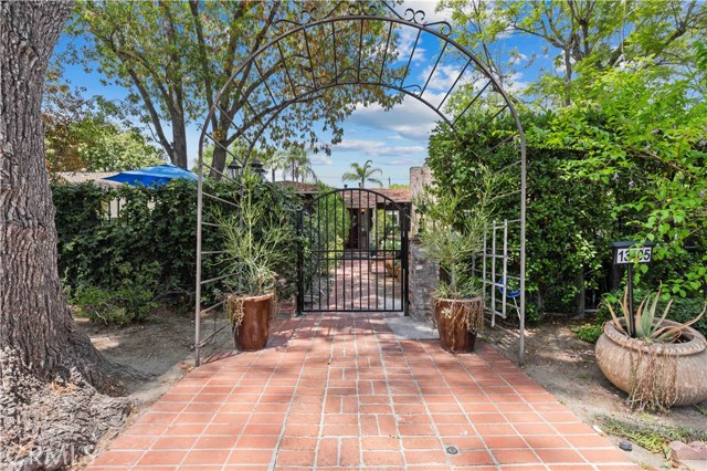 13405 Tiara Street, Valley Glen CA: https://media.crmls.org/medias/0e49c95b-236e-49f1-8c17-fe450d223a13.jpg