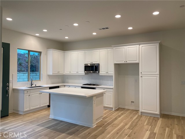 Detail Gallery Image 6 of 20 For 27410 Pioneer Ct, Valencia,  CA 91381 - 3 Beds | 3 Baths