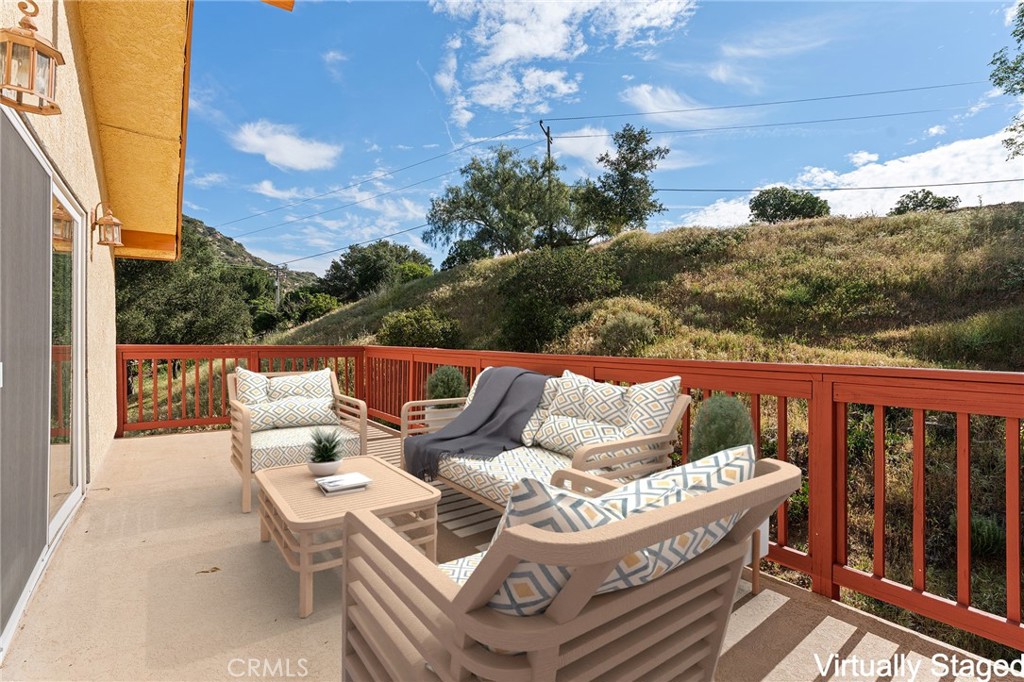 https://media.crmls.org/medias/0e4f8d31-cc46-467a-896a-6a9ef51c5319.jpg?preset=X-Large
