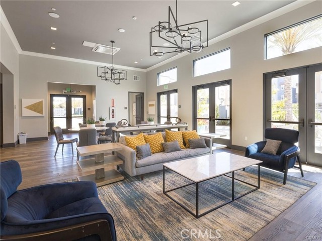 533 Daniel Freeman Circle, Inglewood CA: https://media.crmls.org/medias/0e50a438-8de9-4057-965d-6f165543b46c.jpg