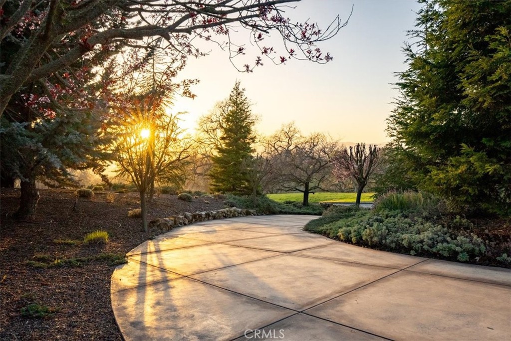 https://media.crmls.org/medias/0e53529e-f8a5-4748-abcf-4e22506f911b.jpg?preset=X-Large