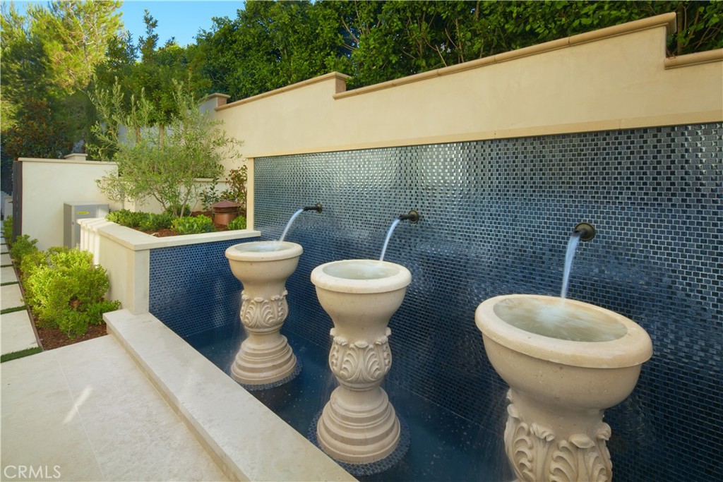 https://media.crmls.org/medias/0e547de3-9a94-42bd-b290-b452ba5e03dc.jpg?preset=X-Large