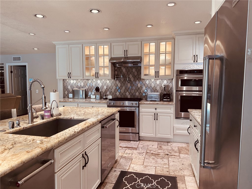 https://media.crmls.org/medias/0e56a38f-1d08-4979-a41d-796a4d62f8be.jpg?preset=X-Large