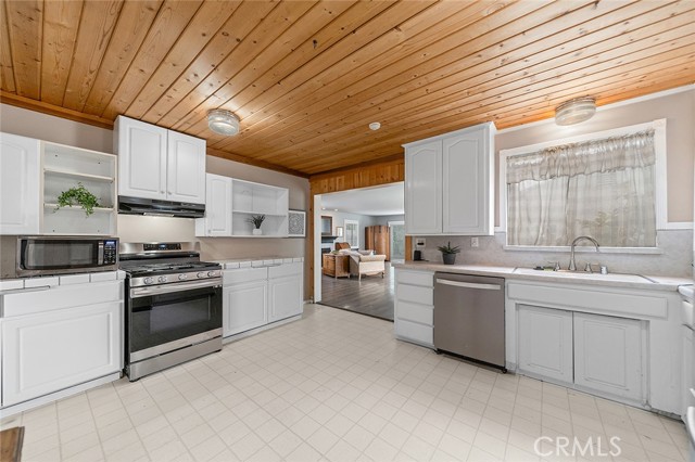 1917 N Britton Drive, Long Beach CA: https://media.crmls.org/medias/0e576bee-ba1c-4ae6-b9eb-a3f7706235b5.jpg