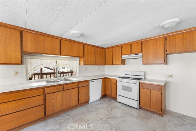 2121 Nadeau Street, Mojave CA: https://media.crmls.org/medias/0e5a85f4-6ee5-4436-9ba7-e8d6c2046aae.jpg