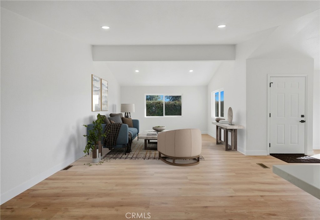 https://media.crmls.org/medias/0e5b4f76-e2ee-4d91-ac95-7a66d7340a67.jpg?preset=X-Large
