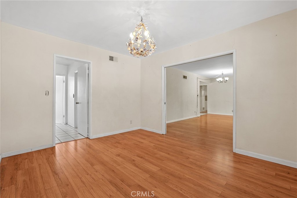 https://media.crmls.org/medias/0e5c0c1b-b2e4-4b95-8e31-d40578231dc5.jpg?preset=X-Large
