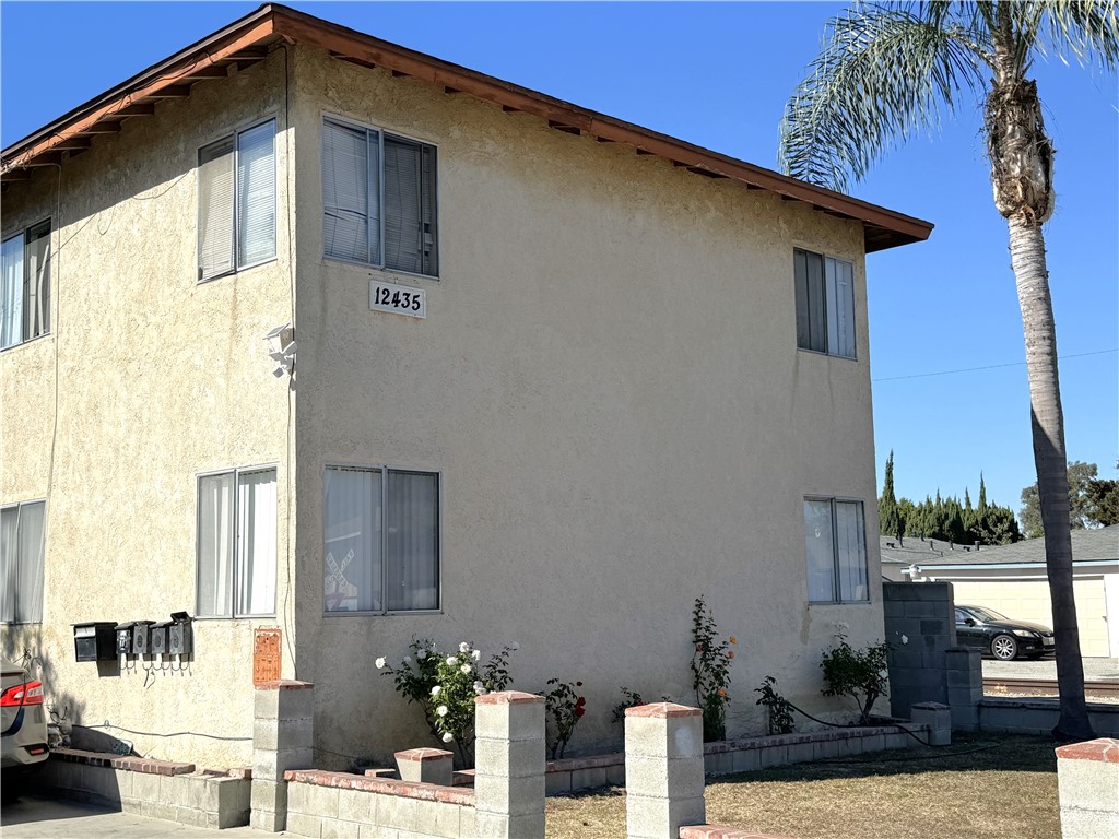 Detail Gallery Image 1 of 10 For 12435 Cedar Ave #B,  Hawthorne,  CA 90250 - 1 Beds | 1 Baths