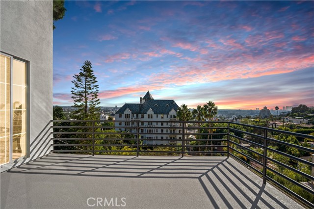 Detail Gallery Image 5 of 35 For 8246 Woodshill Trl, Los Angeles,  CA 90069 - 4 Beds | 4 Baths