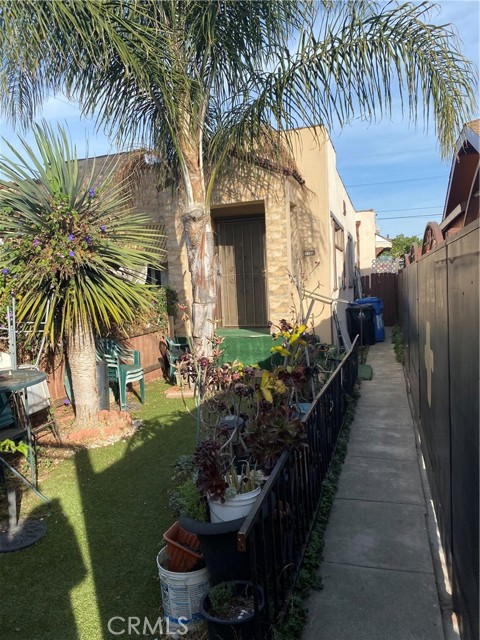 Detail Gallery Image 3 of 17 For 1159 W 54th St, Los Angeles,  CA 90037 - – Beds | – Baths