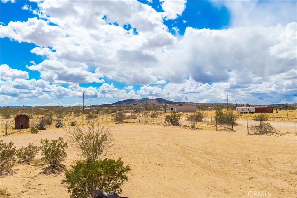 https://media.crmls.org/medias/0e64ab8d-1a49-4766-9b99-e1715808c830.jpg?preset=X-Large