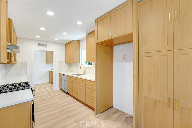 Detail Gallery Image 4 of 17 For 12157 Memphis, Sylmar,  CA 91342 - 3 Beds | 2 Baths