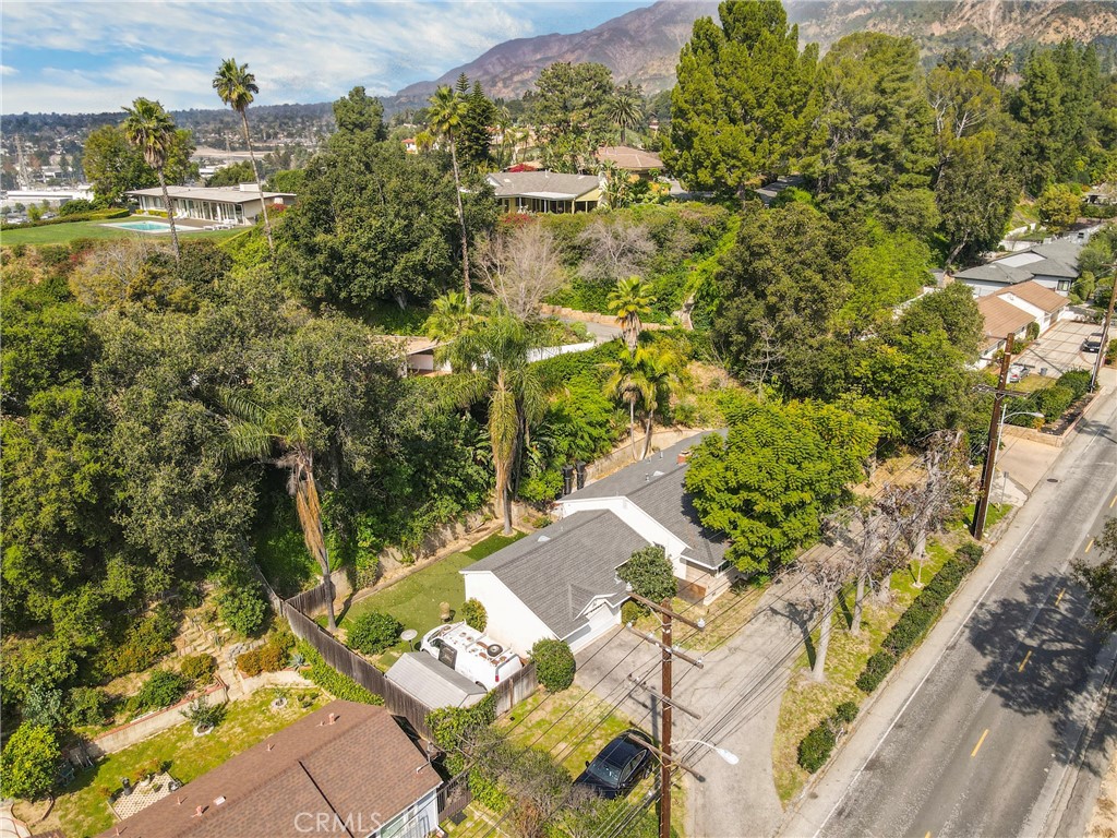 https://media.crmls.org/medias/0e660932-1995-40f3-bc8f-aa88e5b5fba2.jpg?preset=X-Large