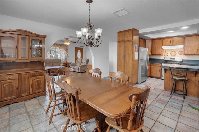 9945 Date Street, Fontana CA: https://media.crmls.org/medias/0e667bf0-75c5-406f-855f-f1b071456b4d.jpg