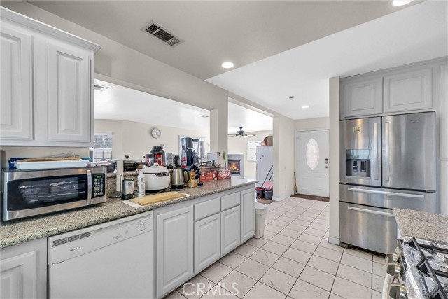 Detail Gallery Image 10 of 26 For 1451 W 10th St, Pomona,  CA 91766 - 4 Beds | 3 Baths