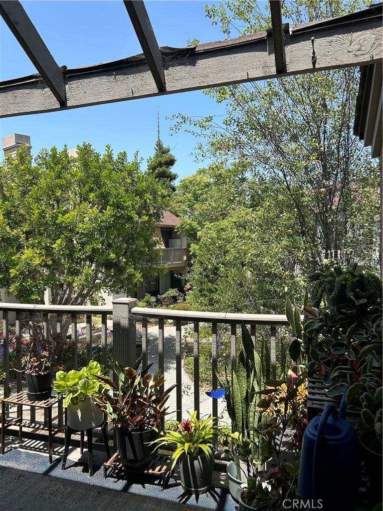 https://media.crmls.org/medias/0e6d3f25-c049-4983-b85e-b27fb568d628.jpg?preset=X-Large