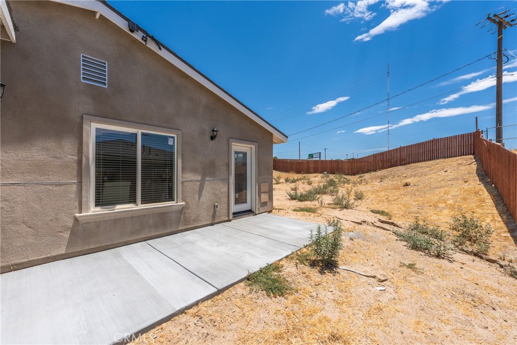https://media.crmls.org/medias/0e6fdc7f-ab46-451a-b9eb-3f4149a9c788.jpg?preset=X-Large