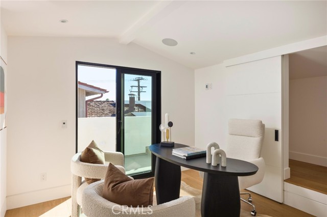 303 1/2 Goldenrod Avenue, Corona del Mar CA: https://media.crmls.org/medias/0e70858a-df11-4702-9602-5360cdb0e752.jpg