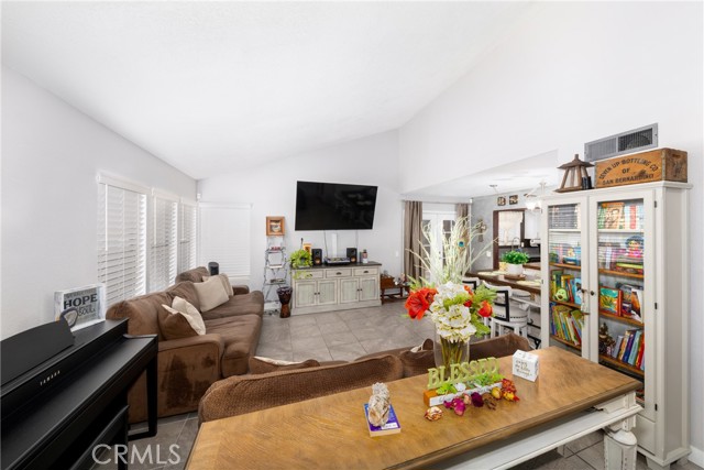 Detail Gallery Image 7 of 32 For 1380 W 48th St #30,  San Bernardino,  CA 92407 - 3 Beds | 2/1 Baths