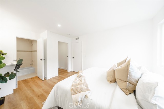 957 S Gramercy Drive, Los Angeles CA: https://media.crmls.org/medias/0e72973d-f5c4-427d-83f9-c3cdbdda7817.jpg