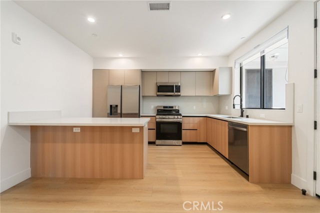 Detail Gallery Image 8 of 24 For 7510 Sepulveda Bld, Van Nuys,  CA 91405 - 3 Beds | 2 Baths