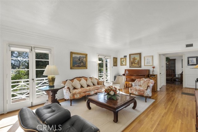 Detail Gallery Image 8 of 54 For 1815 Las Flores Dr, Glendale,  CA 91207 - 4 Beds | 3 Baths