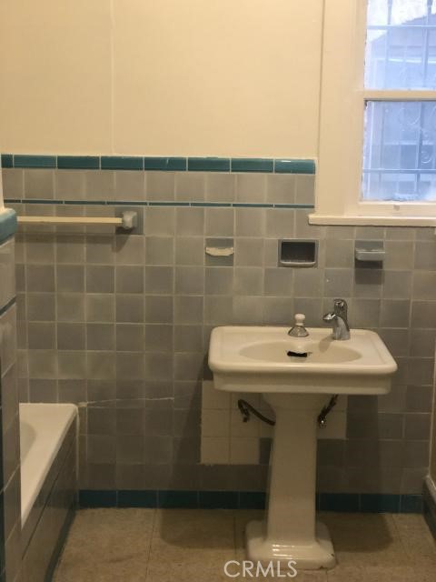 312 S Commonwealth Avenue, Los Angeles CA: https://media.crmls.org/medias/0e7a3c8c-c910-4f83-affe-1f31716b96d6.jpg