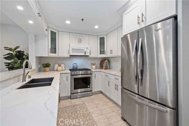 409 Utica Avenue, Huntington Beach CA: https://media.crmls.org/medias/0e7b17a2-2286-4a72-9df0-4b284ecf899e.jpg