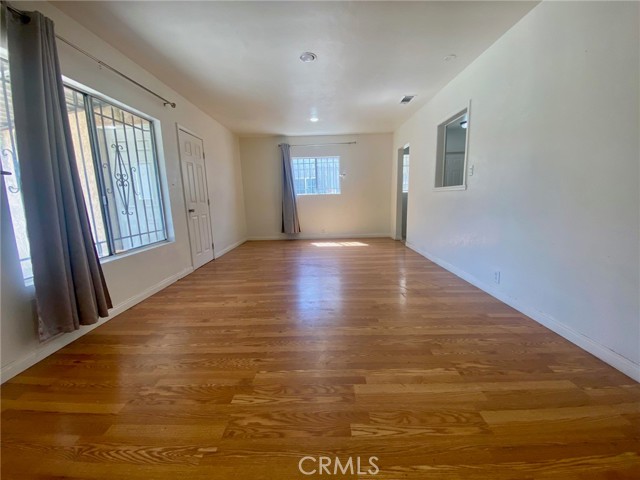Detail Gallery Image 8 of 17 For 10118 Laurel Canyon Bld, Pacoima,  CA 91331 - 3 Beds | 1 Baths