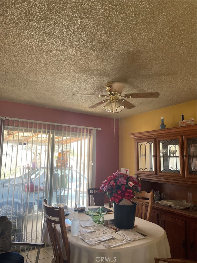 https://media.crmls.org/medias/0e7de511-657c-451e-8c60-751633582304.jpg?preset=X-Large