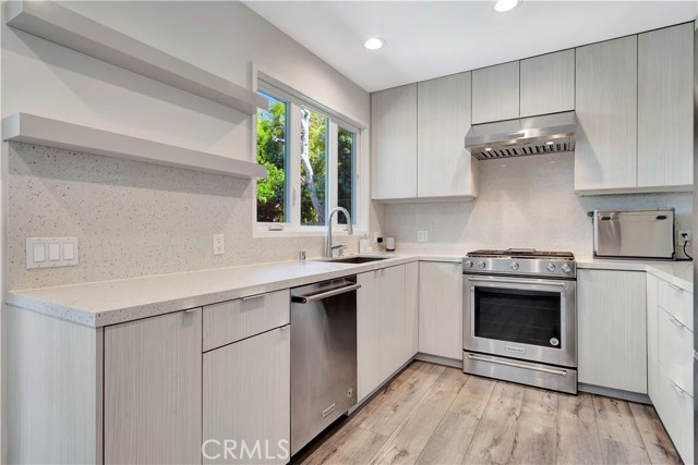 Detail Gallery Image 14 of 42 For 4974 Canoga Ave, Woodland Hills,  CA 91364 - 4 Beds | 4 Baths
