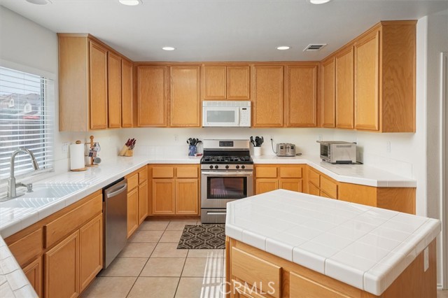 Detail Gallery Image 13 of 33 For 28652 Deer Springs Dr, Saugus,  CA 91390 - 5 Beds | 2/1 Baths