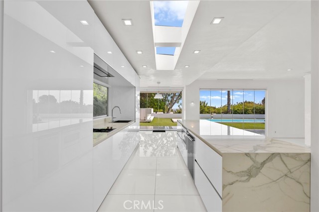 1046 N Hillcrest Road, Beverly Hills CA: https://media.crmls.org/medias/0e82e7ed-116c-479d-a2ec-f0674715c578.jpg