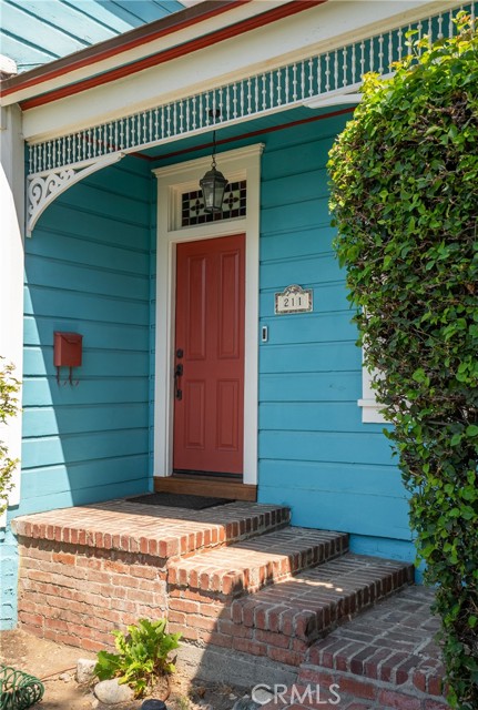 211 E Virginia Avenue, Glendora CA: https://media.crmls.org/medias/0e85dd79-c0b2-475a-a23f-a2008638406b.jpg