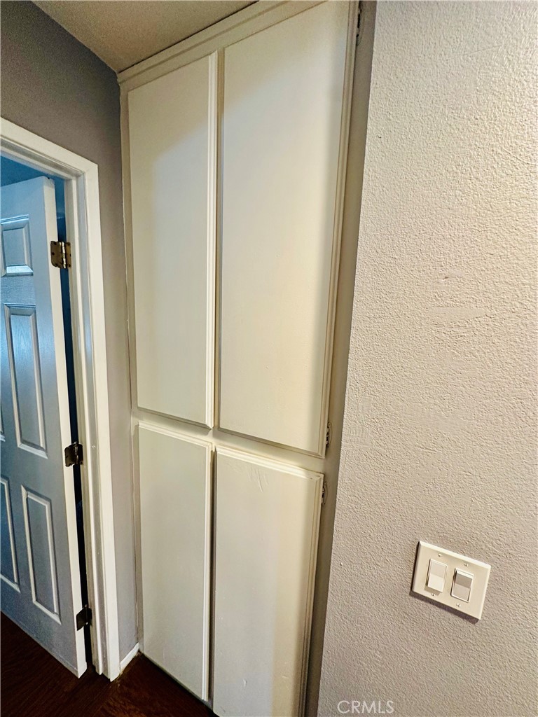 https://media.crmls.org/medias/0e87f5b8-c348-462a-b9e2-d704f18ed62c.jpg?preset=X-Large